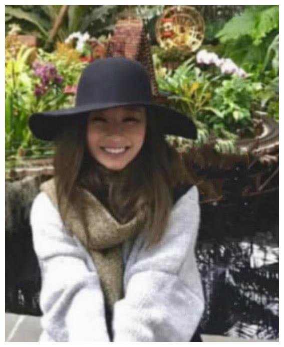 刘欢女儿近照曝光，身材完全不像爹，气质媲美当红女明星