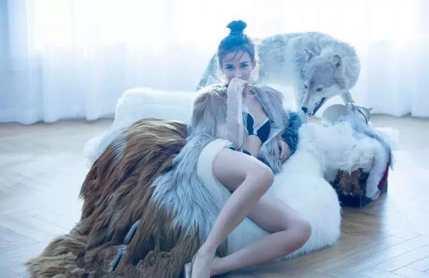 《战狼2》女主有多性感，看她《男人装》写真就明白了