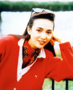 ​刘德华义姐郑裕玲整容失败，61岁近照吓坏路人，据称她微调过度