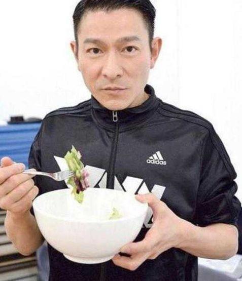 刘德华全家近照曝光，身家百亿，妻子和父母还是穿十几块的地