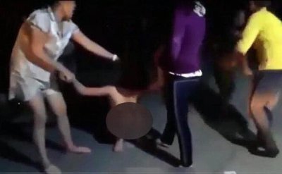 ​女子发现丈夫出轨3年，叫上姐妹当街暴打小三还扒掉其衣服