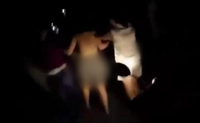 女子发现丈夫出轨3年，叫上姐妹当街暴打小三还扒掉其衣服