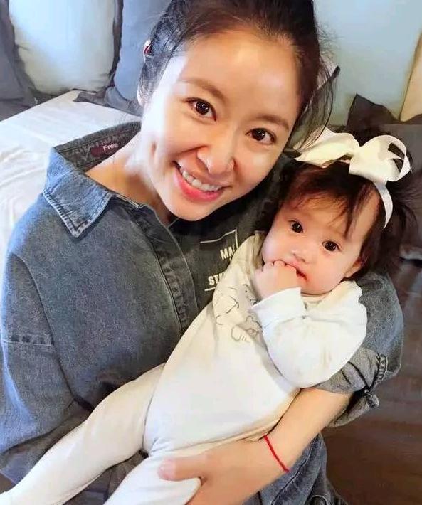 霍建华女儿曝光,林心如手抱颜值逆天小公主，网友：最美星二代