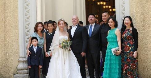 83版小龙女再婚，55岁翁静晶与赌王家族的何猷彪结婚