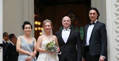 83版小龙女再婚，55岁翁静晶与赌王家族的何猷彪结婚