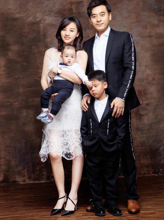 两人相差十岁，闪婚几年的时间生了两个儿子，堪称模范夫妻