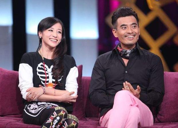 两人相差十岁，闪婚几年的时间生了两个儿子，堪称模范夫妻
