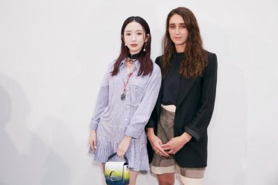 ​孟美岐身高165，穿条纹超短裙配8千的短靴，双腿细长引人羡慕