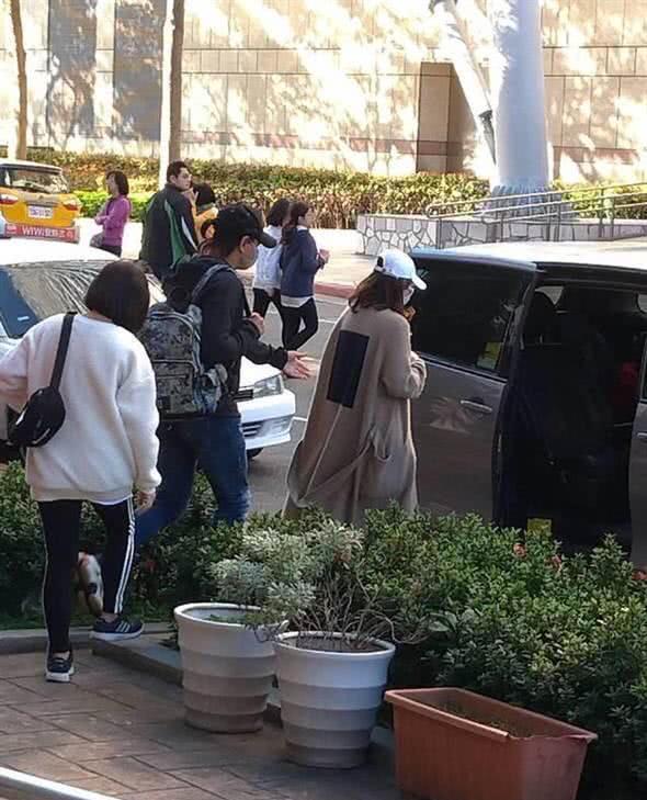好友向台媒证实刘诗诗已怀孕5个月 不是双胞胎偶尔孕吐照常吃喝