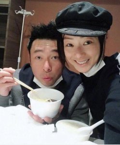 ​郑秀文许志安逛街，素颜亲密相处，出轨风波后感情仍好？