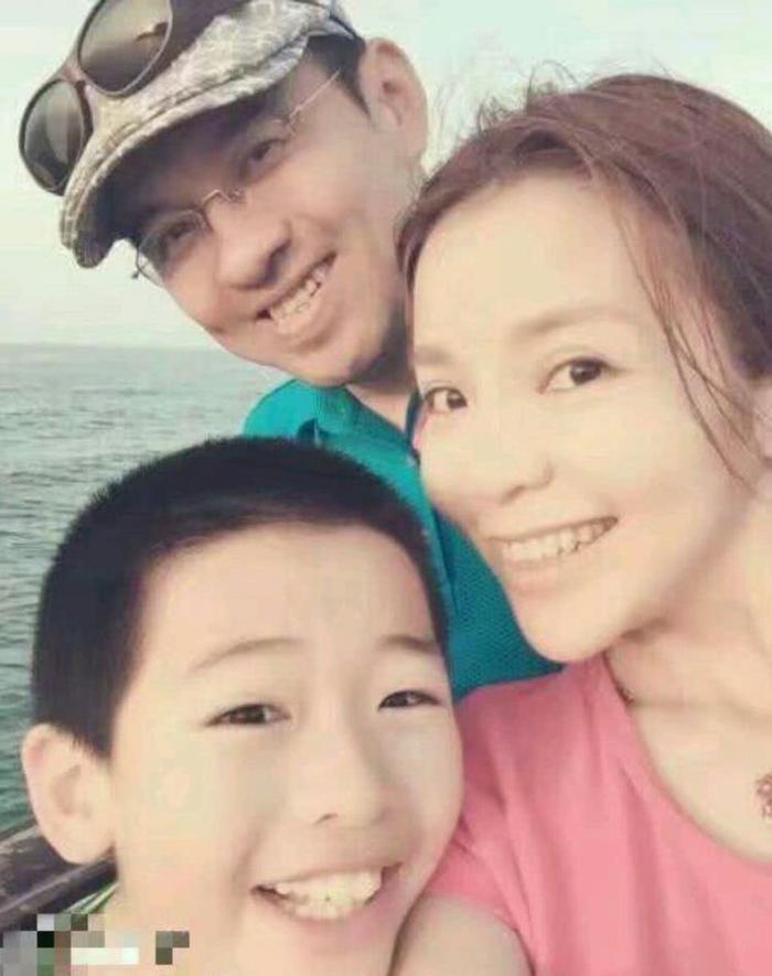 朱迅近照小腹微隆被曝怀二胎，朱迅方正面回应：假消息