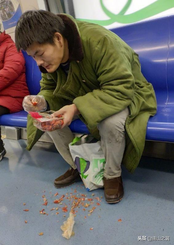 地铁吃龙虾的男子已被拘！男子：心情不好，想恶心别人！
