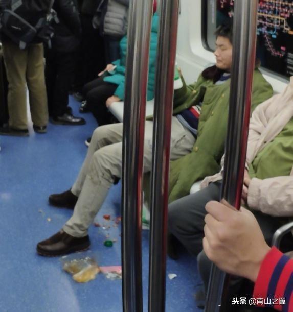 地铁吃龙虾的男子已被拘！男子：心情不好，想恶心别人！