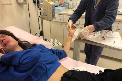 ​24岁超模不堪网络暴力割腕自杀，与陈冠希合影流出或是导火索？