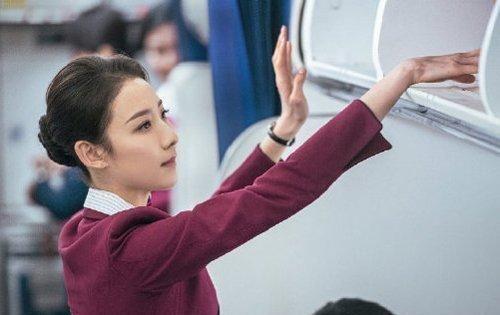飞机在紧急降落时，为啥空姐“脱丝袜”？看完后知道了