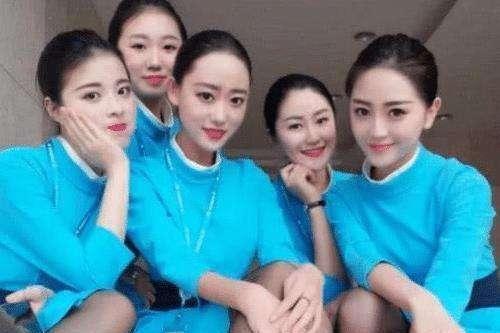 飞机在紧急降落时，为啥空姐“脱丝袜”？看完后知道了