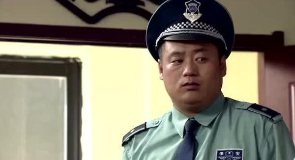 老婆跟着他住10年地下室，今成名给老婆买豪华大别墅，了解一下