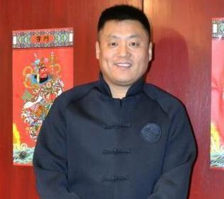 老婆跟着他住10年地下室，今成名给老婆买豪华大别墅，了解一下