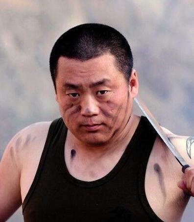 老婆跟着他住10年地下室，今成名给老婆买豪华大别墅，了解一下