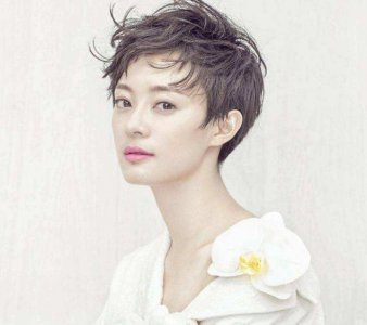 ​孙俪与儿女近照，儿子与邓超长的好像，一家四口很温馨