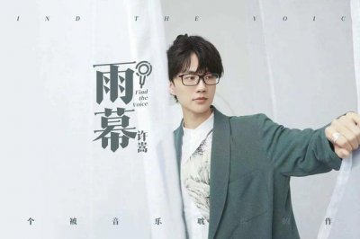 ​许嵩与高个子女生牵手回家，还有甜蜜摸头杀，网友评：铁树开花