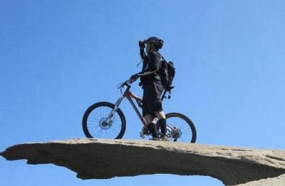 ​这块石头骗了上亿人，图片上看着像是万丈深渊，真相却是这样