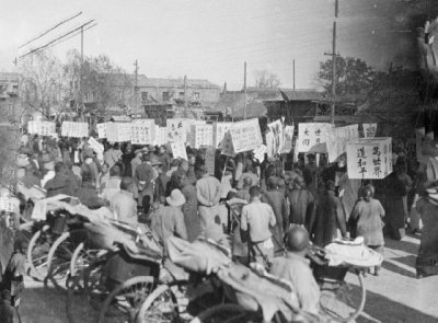 ​故宫阅兵老照片：大总统徐世昌在太和殿发表演说，午门挂上五色旗