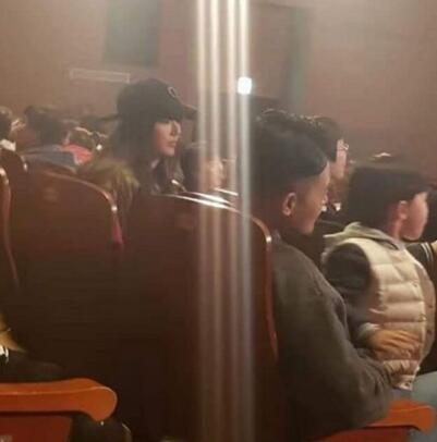 全智贤儿子侧脸曝光，长得像爸爸，个子远超同龄人