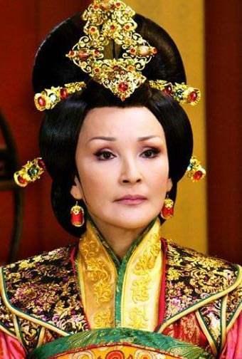 她长了一张天生整容脸，饰演恶婆婆走红，戏外两段婚姻69岁仍单身