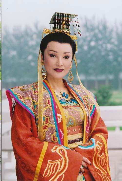她长了一张天生整容脸，饰演恶婆婆走红，戏外两段婚姻69岁仍单身