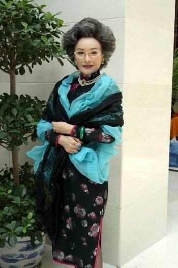 她长了一张天生整容脸，饰演恶婆婆走红，戏外两段婚姻69岁仍单身