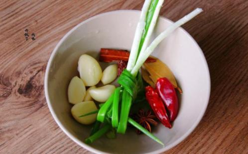 素鸡不要直接下锅炒，多做一步比红烧肉还香，筋道香嫩，上桌秒光