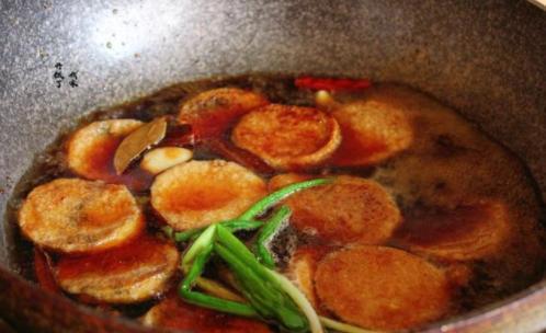 素鸡不要直接下锅炒，多做一步比红烧肉还香，筋道香嫩，上桌秒光