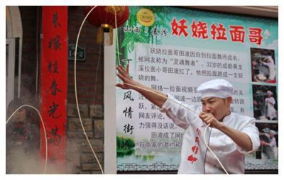 ​当年一夜爆红的拉面哥，辞职后迎娶富豪女粉丝，如今活成了这样
