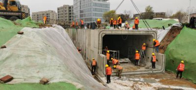 ​滨河东路又添一处过街通道，建设者们顶寒风冒冷雨抓质量抢工期