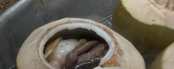 男子买5个“羊石子”，塞到椰子里，2小时后捞出切开，被馋坏了