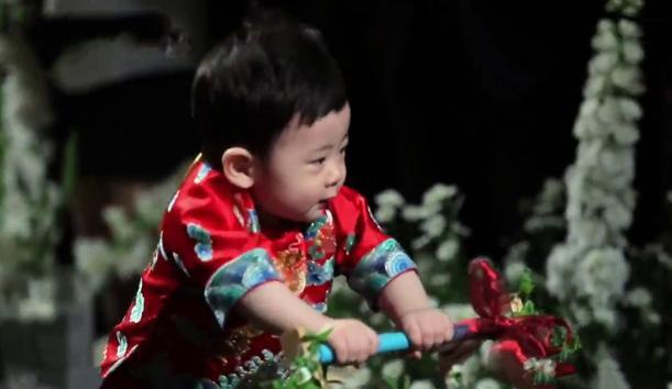 高梓淇蔡琳儿子长啥样？天生自带美瞳，网友：和妈妈模样复制粘贴