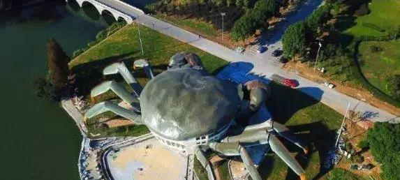 南有大闸蟹，北有大王八，中国的奇葩建筑可以凑齐一桌海鲜宴了