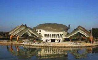 南有大闸蟹，北有大王八，中国的奇葩建筑可以凑齐一桌海鲜宴了
