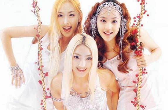 她是韩国元祖女团成员，凭双胞胎女儿火遍韩国，今因赌博倾家荡产