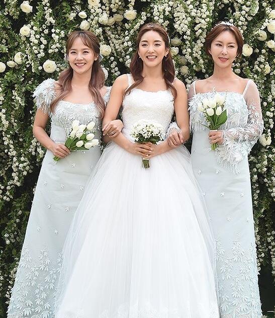 她是韩国元祖女团成员，凭双胞胎女儿火遍韩国，今因赌博倾家荡产