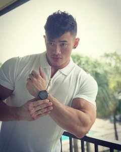 ​亚裔小鲜肉史蒂芬曹，肌肉威猛颜值高，女友也是健身达人