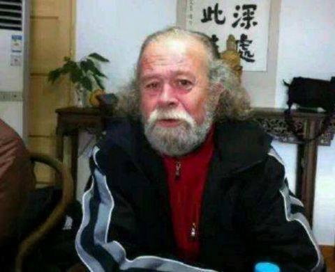 演了40年外国人，却没人知道他是地道中国人，青岛话说的比黄渤溜