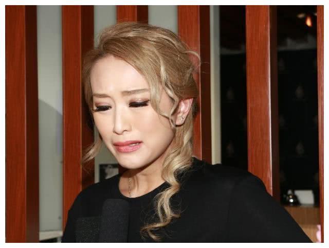 又一渣男出轨！女星被绿却大方祝福对方，手腕血迹明显引大家担心