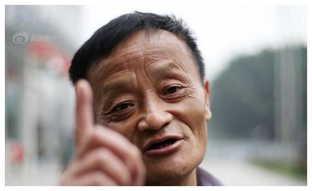 又一个马云“分身”成都一小区门卫撞脸马云，觉得自己比马云帅