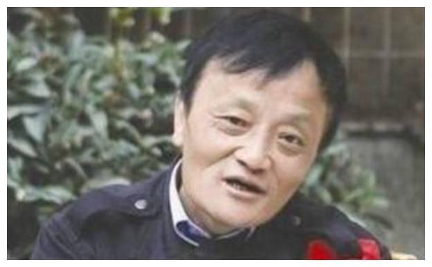 又一个马云“分身”成都一小区门卫撞脸马云，觉得自己比马云帅