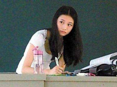 ​她是美女老师,上课时被学生偷拍,因这张照片走红网络!