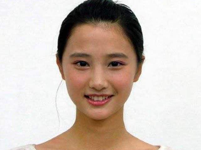 她是美女老师,上课时被学生偷拍,因这张照片走红网络!