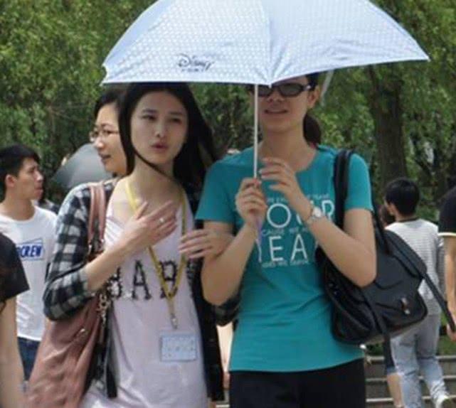 她是美女老师,上课时被学生偷拍,因这张照片走红网络!
