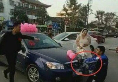 ​新婚之日上演抢婚大戏，女子结婚前男友前来抢亲，场面完全失控